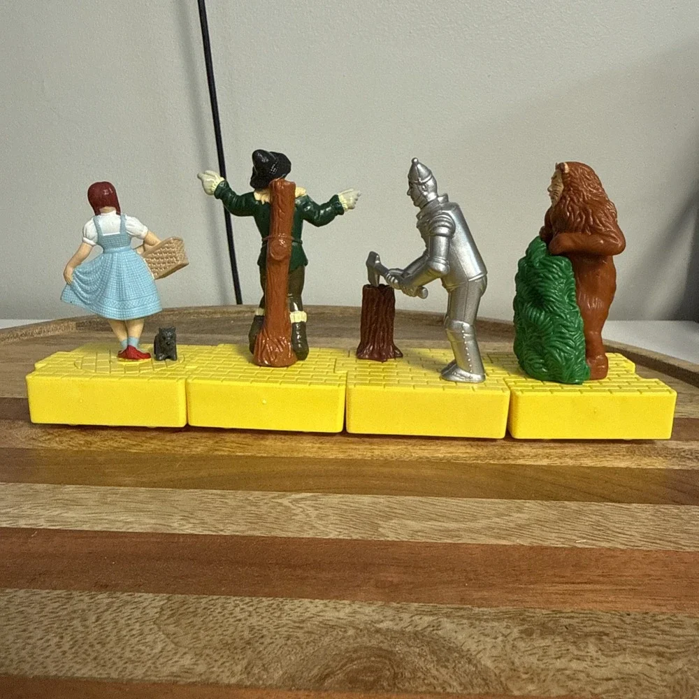 Blockbuster Wizard Set of Oz 4 Movable Toys 1997 Dorothy Scarecrow Tin Man Lion